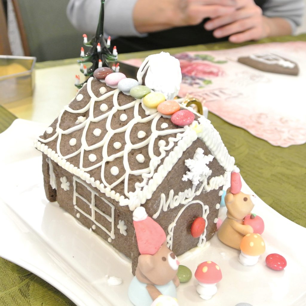 画像30枚 ヘクセンハウス お菓子の家 の簡単な作り方 アイシングクリームも 東京イベントプラス 親子で楽しいお得な週末お出かけ情報