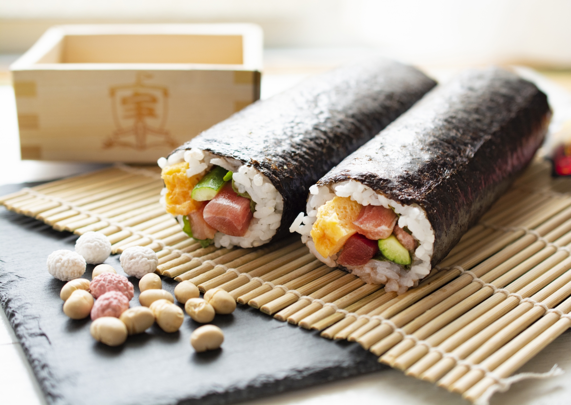 22年の恵方巻の方角は いつ そもそも由来は ルーツや食べ方など簡単解説 東京イベントプラス 親子で楽しいお得な週末お出かけ情報